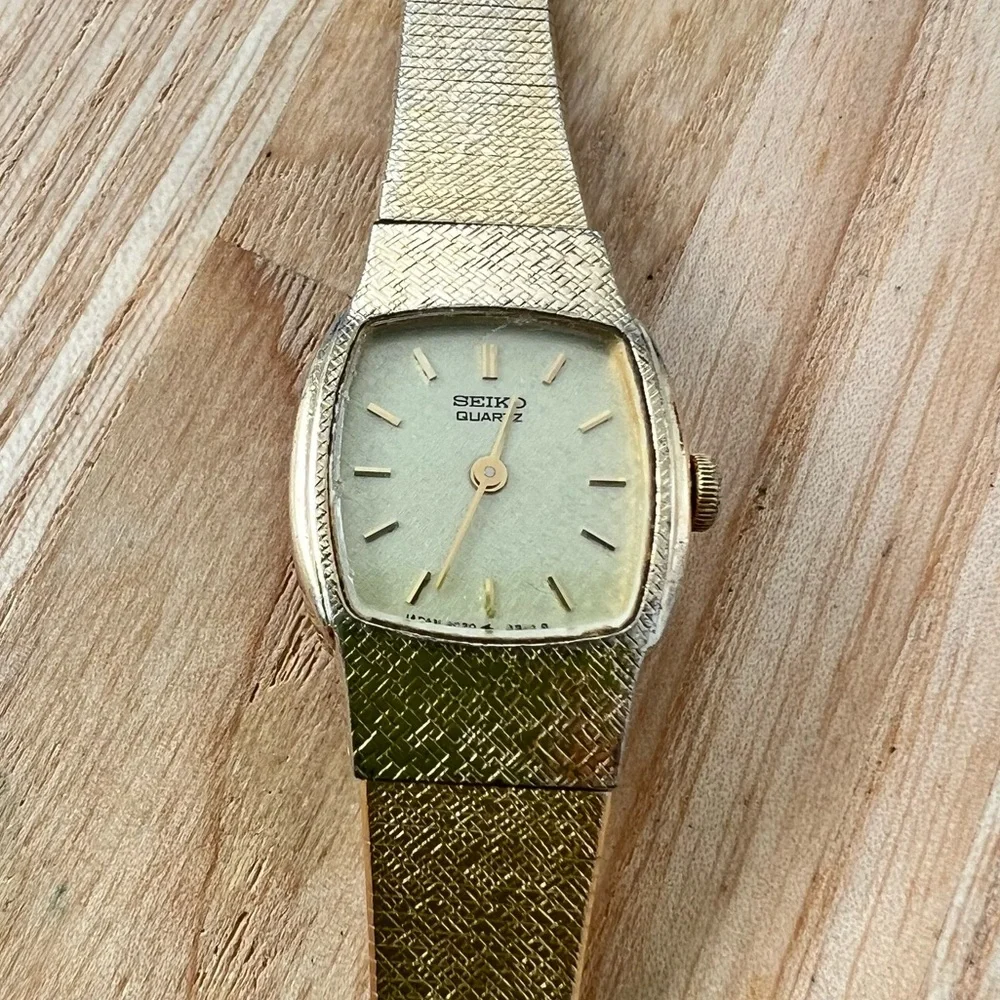 Vintage Seiko ladies rectangular gold tone bracelet dress watch NEW BATTERY